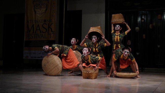 Serunya Festival Kesenian Topeng Internasional di Solo