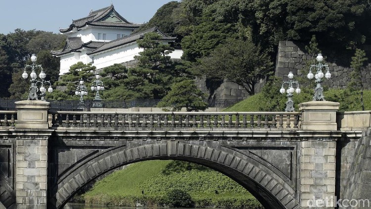 Tokyo Imperial Palace merupakan kediaman kaisar Jepang yang sangat dihormati. Selain menjadi istana kekaisaran, tempat ini pun menjadi objek wisata menarik di Tokyo.