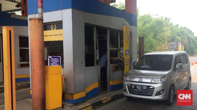 Ancaman PHK 'Membayangi' Eks Petugas Tol Petugas gardu tol mengaku khawatir karena kemungkinan posisi di kantor yang bisa menumpuk, sementara bidang kerja baru masih belum jelas.