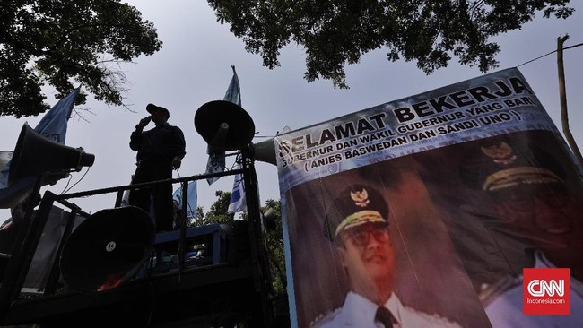 Buruh DKI saat ini sangat menggantungkan nasibnya kepada Anies-Sandi agar segera memperbaiki upah buruh Jakarta yang selama ini dinilai tidak sesuai.