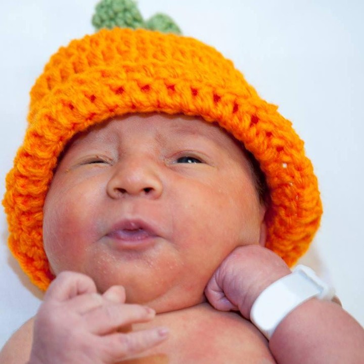 Setiap bayi diberi kupluk dan bawahan yang nyaman banget untuk bayi. (Foto: Facebook/Allegheny Health Network)