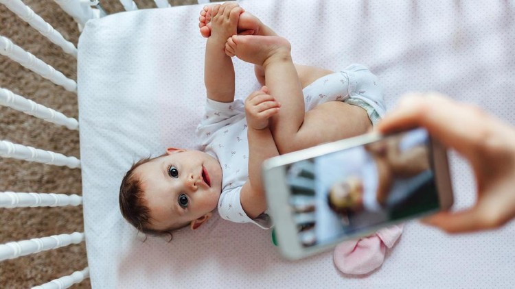 Tips Foto Pakai HP Agar Postingan Bunda di Instagram Lebih Oke Bunda suka memfoto sesuatu dan mempostingnya di Instagram? Ini ada tipsnya, Bun, agar fotonya lebih ciamik.