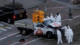 FOTO: Sisa-sisa Kengerian Teror New York Teror New York menewaskan delapan orang, melukai 11 lainnya dan menyisakan kengerian di sepanjang jalur kematian yang dilalui truk pelaku.