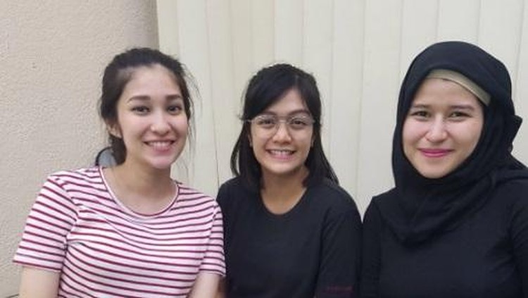 Supaya kepala janin lebih mudah turun ke panggul dan persalinan lebih lancar, yuk coba gerakan ini, Bun.
