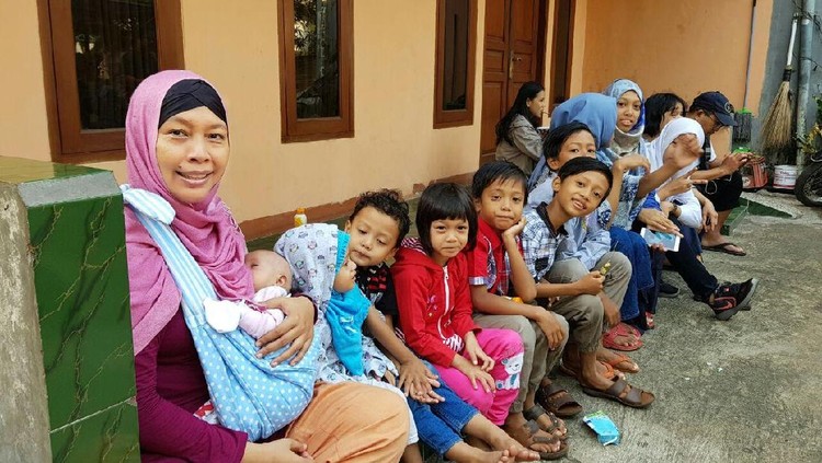 Di keluarga ini, anaknya ada 10, Bun. Wah, gimana keriuhan keseharian mereka ya?