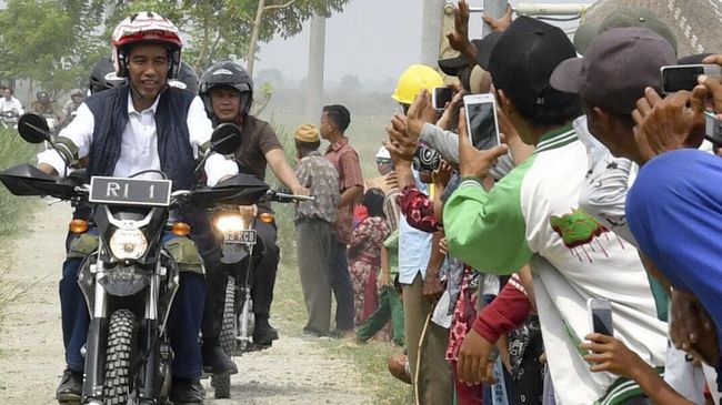 Presiden Jokowi menyerahkan SK pemanfaatan hutan serta SK pengakuan dan perlindungan kemitraan kehutanan kepada masyarakat dari Muara Gembong.