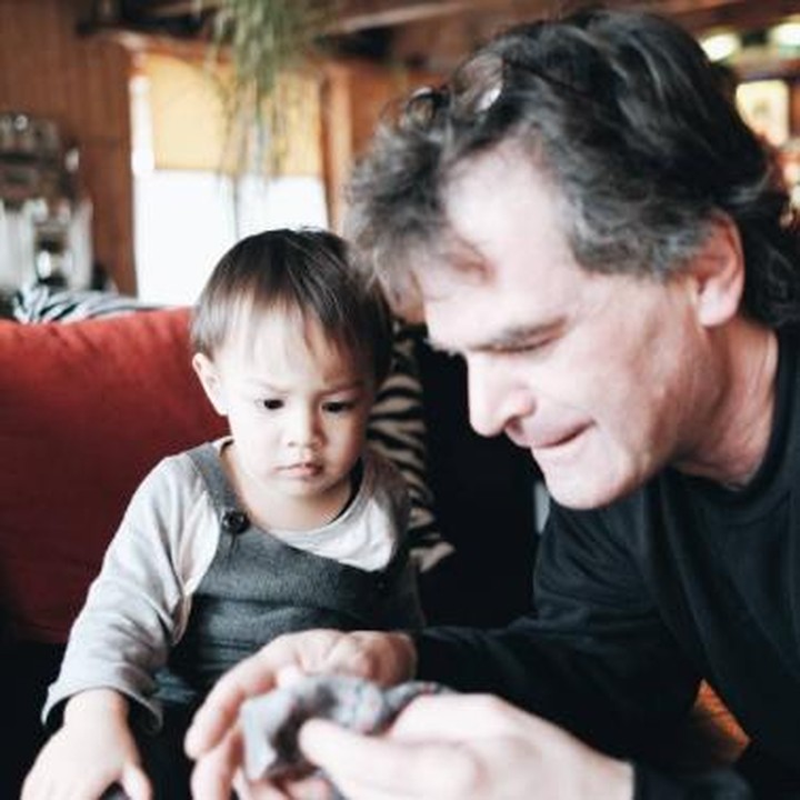 <p>Lagi lihat apa sih Bjorka? Serius banget. Hi-hi-hi. (Foto: Instagram/sabaidieter)</p>