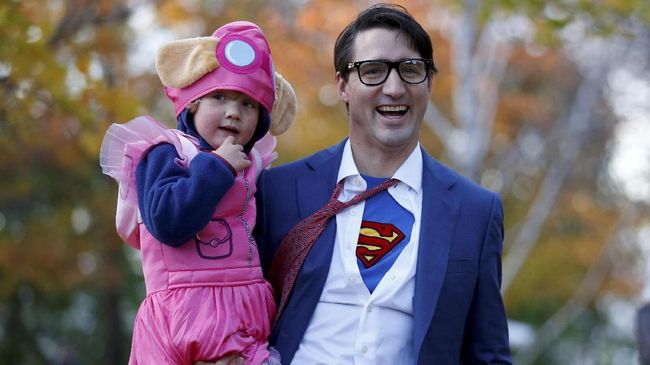 Perdana Menteri Kanada Justin Trudeau membuat heboh publik ketika turut meramaikan perayaan Halloween dengan menjadi sosok Clark Kent, aka Superman.