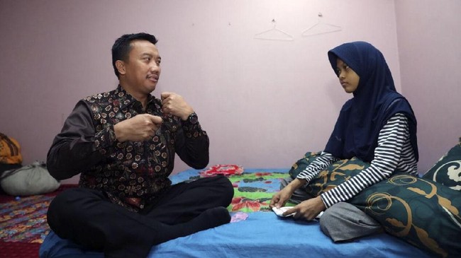 Menpora Imam Nahrawi menjenguk Natasya Meliza yang merupakan anggota Paskibraka 2016 asal Kabupaten Donggala, Sulawesi Tengah, yang menderita sakit jantung.