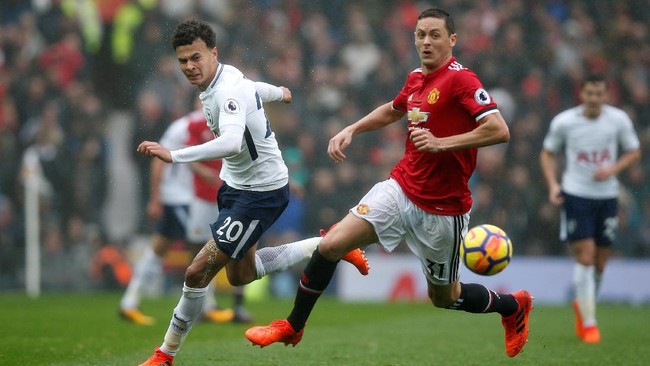 Manchester United untuk sementara unggul 1-0 atas Benfica dalam lanjutan fase Grup A Liga Champions di Old Trafford, Selasa (31/10) waktu setempat.