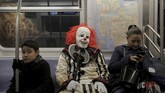 FOTO: Wujud Kengerian 'Halloween' Tahun Ini Halloween berlangsung setiap tanggal 31 Oktober setiap tahunnya. Kostum dan dekorasi seram menjadi hal yang wajib untuk dikenakan.