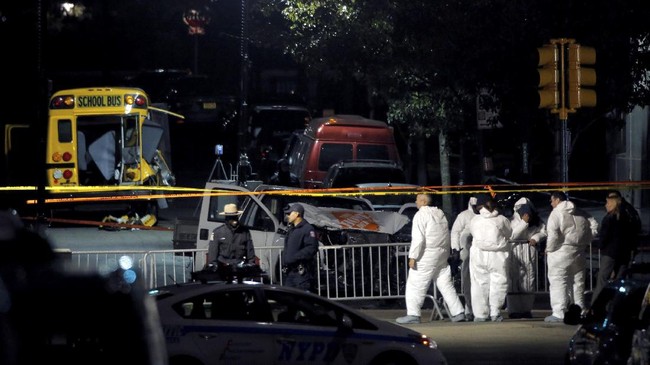 Halloween di New York benar-benar berubah horor ketika pintu rumah warga bukan diketuk oleh anak peminta permen, tapi polisi yang sedang menyelidiki teror.