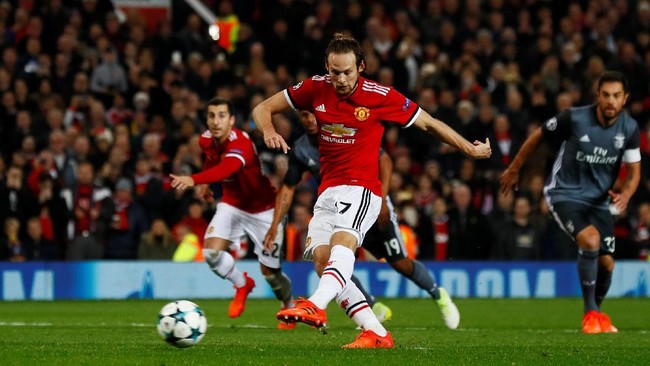 Manchester United resmi melepas bek mereka Daley Blind kembali ke Ajax Amsterdam dengan nilai transfer setara Rp266 miliar.