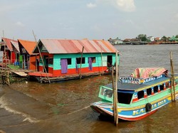 Seru! Sensasi Makan Pindang Ikan di RM Terapung Sungai Musi Palembang