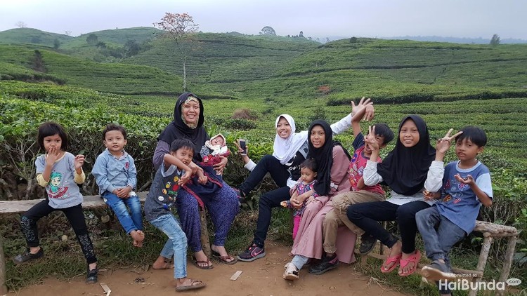Punya 10 anak, pasangan suami istri ini memiliki pola asuh tersendiri yang mereka terapkan. Kayak apa ya?