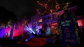 FOTO: Wujud Kengerian 'Halloween' Tahun Ini Halloween berlangsung setiap tanggal 31 Oktober setiap tahunnya. Kostum dan dekorasi seram menjadi hal yang wajib untuk dikenakan.
