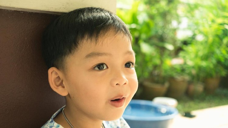 Kalau materi pelajaran lama nyantolnya. Kalau lagu atau jingle iklan kok gampang ingetnya sih, Nak?