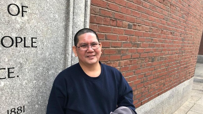 Hakim Distrik Boston, Patti Saris menyatakan penahanan atas WNI yang terancam deportasi akibat regulasi Trump itu melanggar hak yang diakui konstitusi AS.