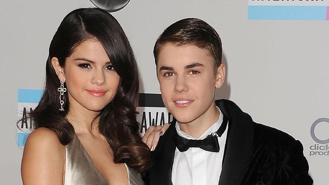 Rabu (1/11) pagi waktu Amerika Serikat, Justin Bieber terlihat bersepeda bersama Selena Gomez. Mereka tampak bahagia dan tertawa lepas bersama.