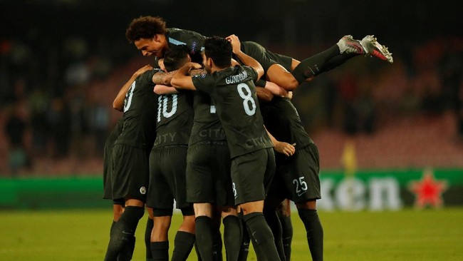 Manchester City memastikan satu tiket ke babak 16 besar setelah mengalahkan tuan rumah Napoli dengan skor 4-2 di San Paolo, Rabu (1/11).