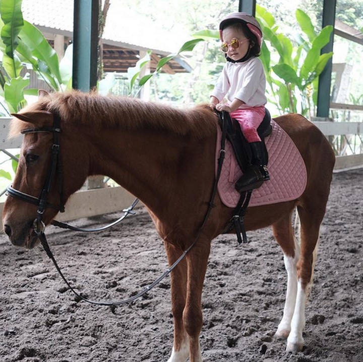<p>Gimana? Nggemesin banget kan gaya Alia waktu berkuda. (Foto: Instagram/ @thaliaputrionsu)  </p>