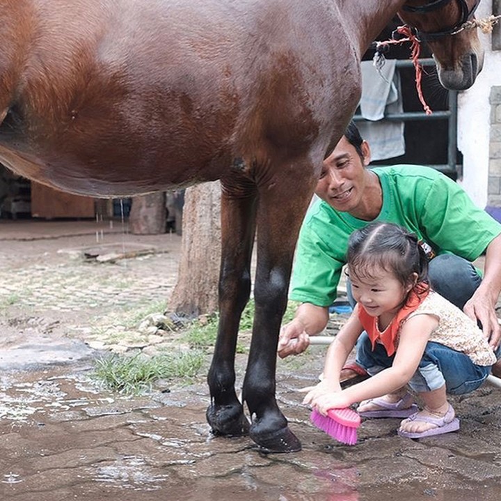 <p>Thalia juga rajin membantu mandiin Pink lho. (Foto: Instagram/ @ruben_onsu)  </p>