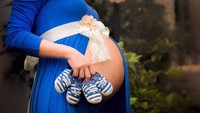<p>Memasukkan properti si calon bayi juga bikin foto maternitas kita makin lucu lho. (Foto: Instagram/ @geovanag.foto)</p>