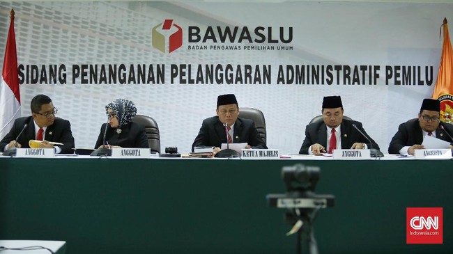 Badan Pengawas Pemilu mulai menggelar sidang pemeriksaan 10 laporan dugaan pelanggaran administrasi pendaftaran calon peserta pemilu 2019, Kamis (2/11).