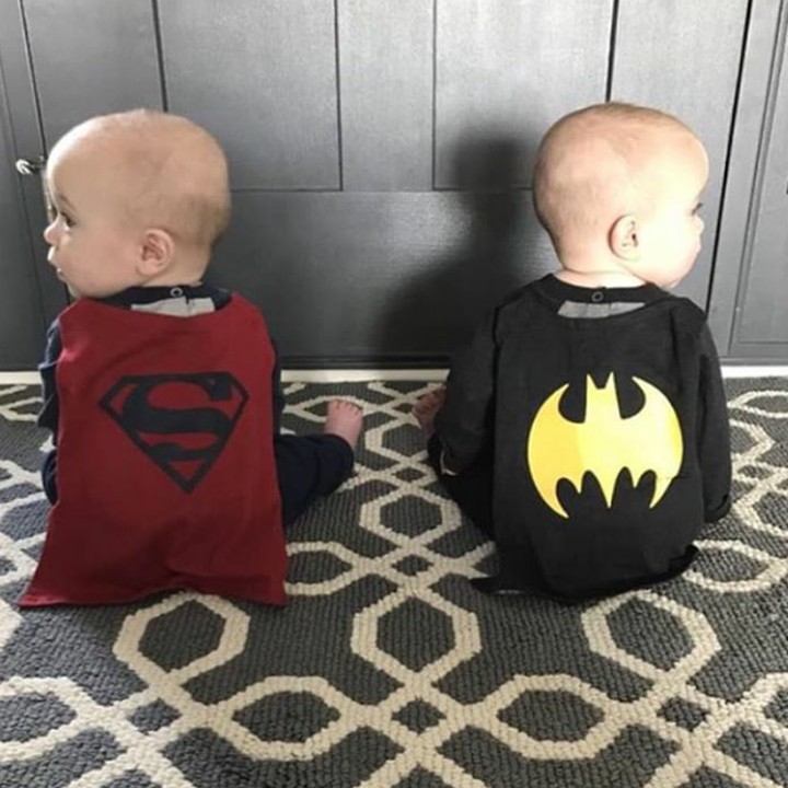 <p>Hmm, Batman sama Superman-nya kelihatannya lagi 'musuhan' nih. He-he-he. (Foto: Instagram @ brittanyzimny)</p>