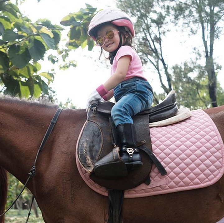 <p>Dari kecil, Alia memang sudah sayang banget sama binatang, Bun. (Foto: Instagram/ @thaliaputrionsu)  </p>