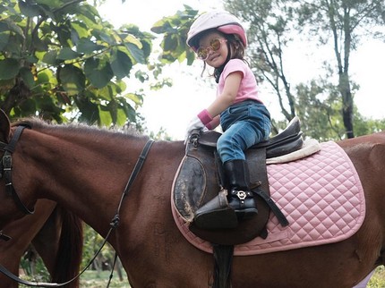 Gaya Menggemaskan Putri Ruben Onsu Saat Berkuda
