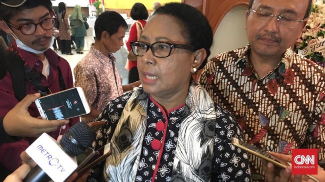 Menteri PPPA Yohana Yembise mengusulkan batas ideal usia perkawinan bagi perempuan  20 tahun, dan bagi laki-laki 22 tahun.