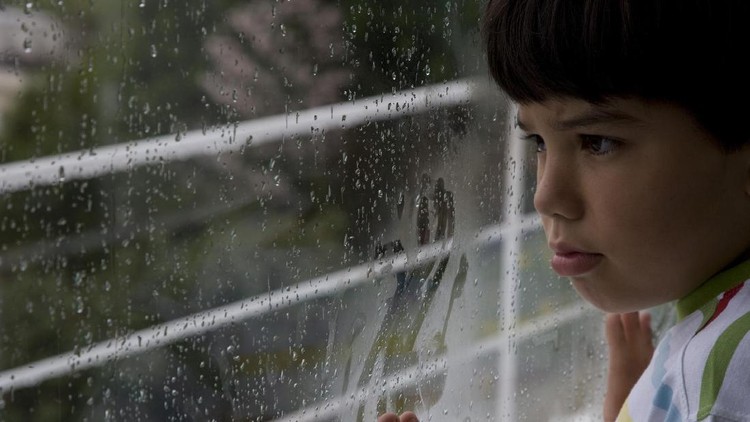 Soal menyuruh anak melakukan sesuatu, pernah nggak Bunda atau Ayah jadi 'satpam?