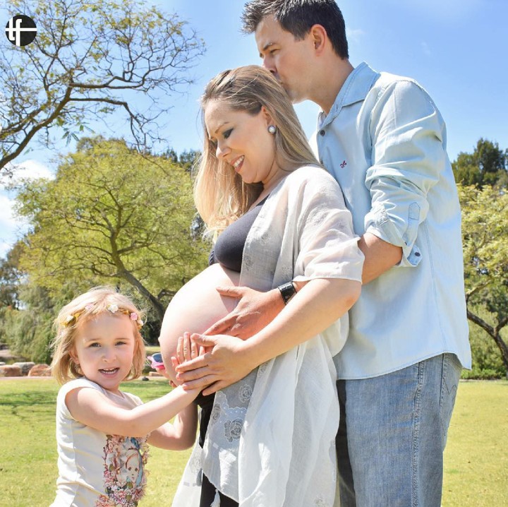 <p>Maternity photoshoot sekalian foto keluarga? Keren juga. (Foto: Instagram/ @tfgraphicdesign)  </p>