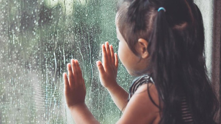 Daftar Penyakit yang Rentan Menyerang Anak Saat Musim Hujan Belakangan hujan sering melanda Jakarta. Dalam situasi seperti ini, yuk kenali penyakit yang rentan menyerang anak.