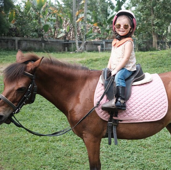 <p>Happy-nya Thalia waktu menunggang kuda. (Foto: Instagram/ @ruben_onsu)  </p>