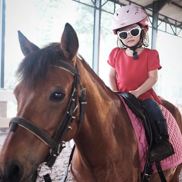 <p>Lihat deh, kece banget gaya Thalia waktu berkuda. (Foto: Instagram/ @ruben_onsu)  </p>