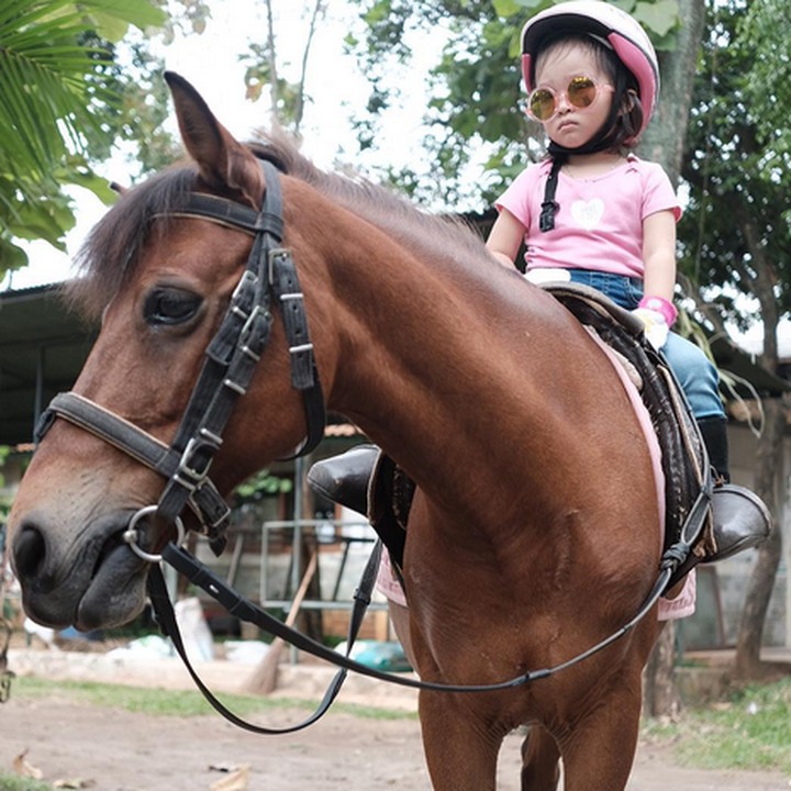 <p>Serius banget nih penunggang kuda cilik yang satu ini. Hi-hi-hi. (Foto: Instagram/ @thaliaputrionsu)</p>