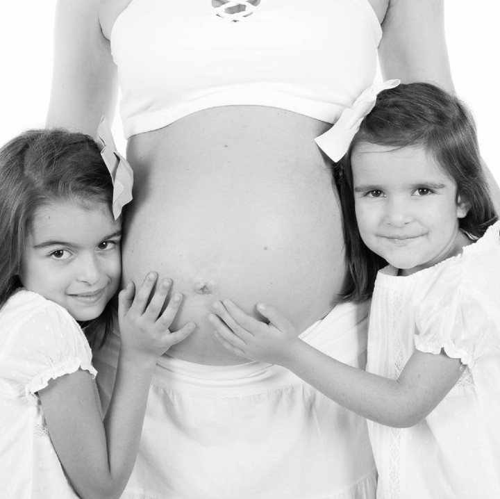 <p> Kalau sebelumnya sudah punya anak, yuk ajak si kecil terlibat di maternity photoshoot untuk menunjukkan sayangnya si kakak ke calon adiknya nanti. (Foto: Instagram/ @estudiofotodue)  </p>