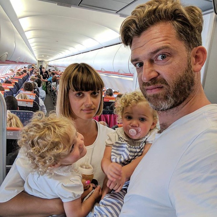 <p> Begini jadinya kalau si kembar rewel di pesawat. Hu-hu-hu. (Foto: Instagram @father_of_daughters)</p>