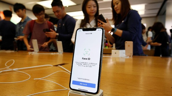 Seorang bocah laki-laki 10 tahun yang bermuka mirip ibunya, berhasil mengecoh FaceID dan membuka iPhone X sang ibu yang terkunci.