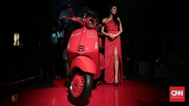 Piaggio secara resmi memperkenalkan Vespa 946 edisi khusus kelir merah.