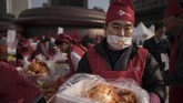 FOTO: Festival 'Amal' Kimchi Digelar di Seoul Festival Kimchi kembali digelar di Seoul untuk ke-empat kalinya. Festival ini bertujuan untuk membantu orang miskin dengan membagikan kimchi.