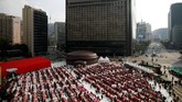 FOTO: Festival 'Amal' Kimchi Digelar di Seoul Festival Kimchi kembali digelar di Seoul untuk ke-empat kalinya. Festival ini bertujuan untuk membantu orang miskin dengan membagikan kimchi.