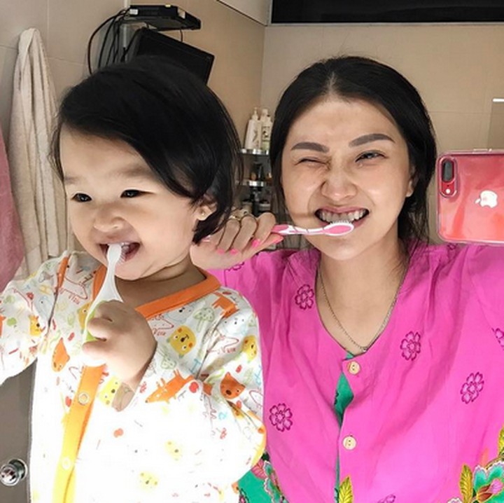 <p>Waktunya gosok gigi. Thalia berpiyama, Bunda Sarwendah berdaster. (Foto: Instagram/ @thaliaputrionsu)  </p>