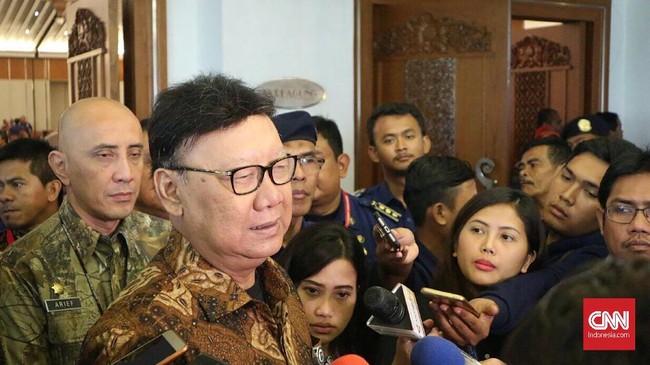 Menteri Dalam Negeri Tjahjo Kumolo membeberkan pengalamannya menerima gaji DPR, mulai Rp980 ribu hingga Rp260 juta pada 2014.
