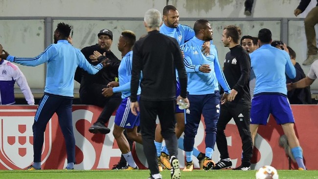 Patrice Evra kembali ke Liga Primer Inggris dan kali ini ia bergabung dengan West Ham United hingga akhir musim.