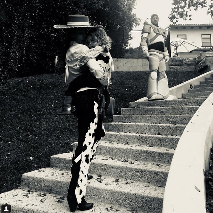 <p>Keluarga Toy Story! Ayah Justin jadi Buzz Lightyear, Bunda Jessica jadi Jessie dan si kecil Silas jadi Woody. (Foto: Instagram/ @jessicabiel)</p>