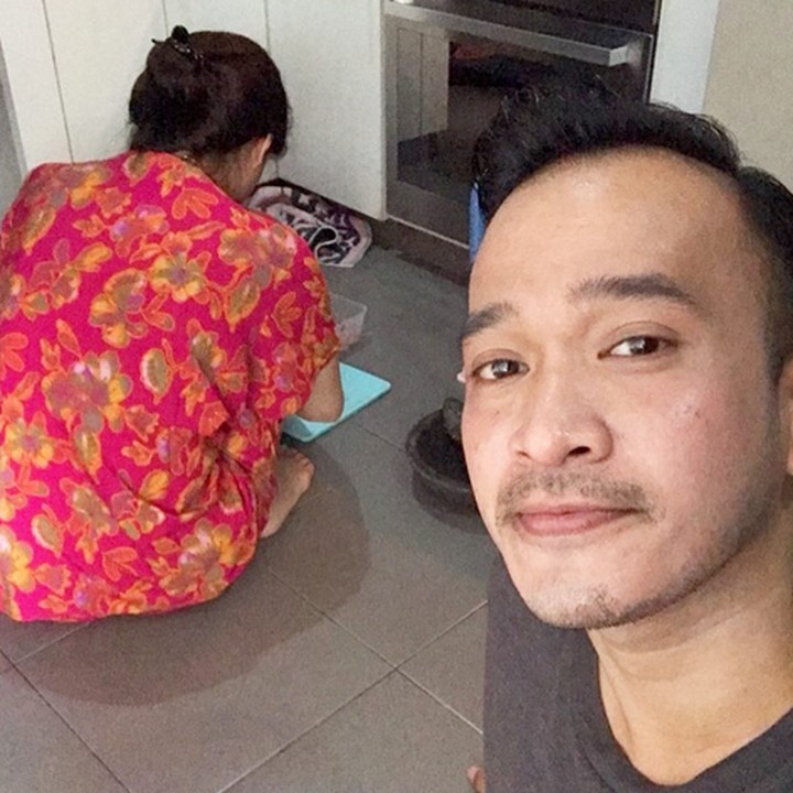 <p> Kalau lagi masak, dasteran memang bikin bunda 'pewe' deh. (Foto: Instagram/ @ruben_onsu)</p>