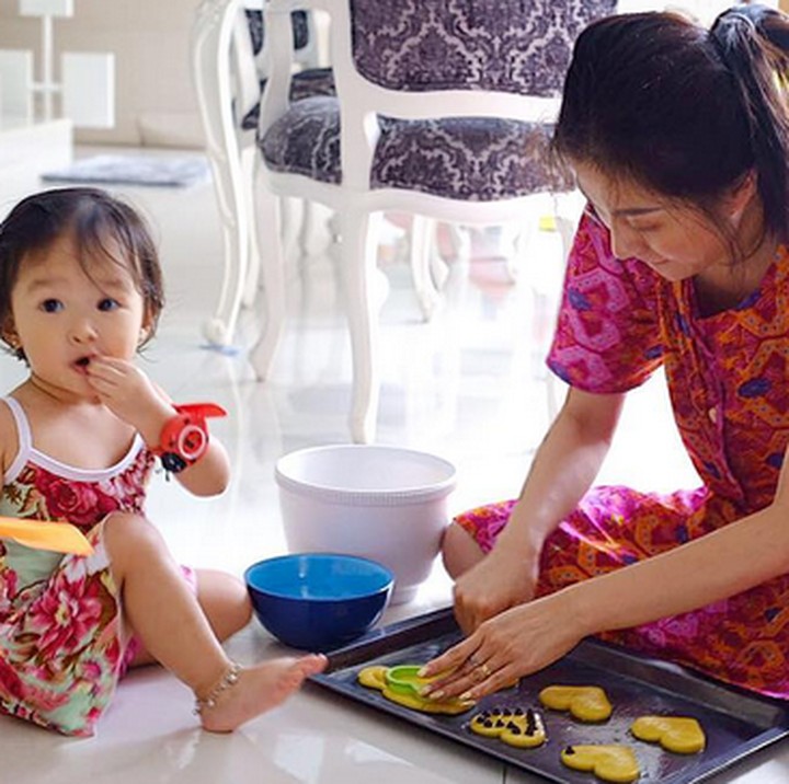 <p>Memang ya, daster bisa jadi 'kostum' andalan waktu bikin kue. (Foto: Instagram/ @thaliaputrionsu)  </p>